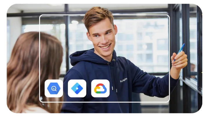 Collega legt aan een teamlid uit wat er uit de analyse komt