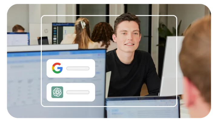 Collega achter zijn scherm, met een zoekbalk van Google en van ChatGPT ernaast