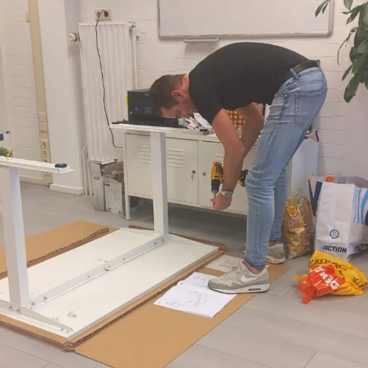 Het eerste bureau wordt in elkaar gezet