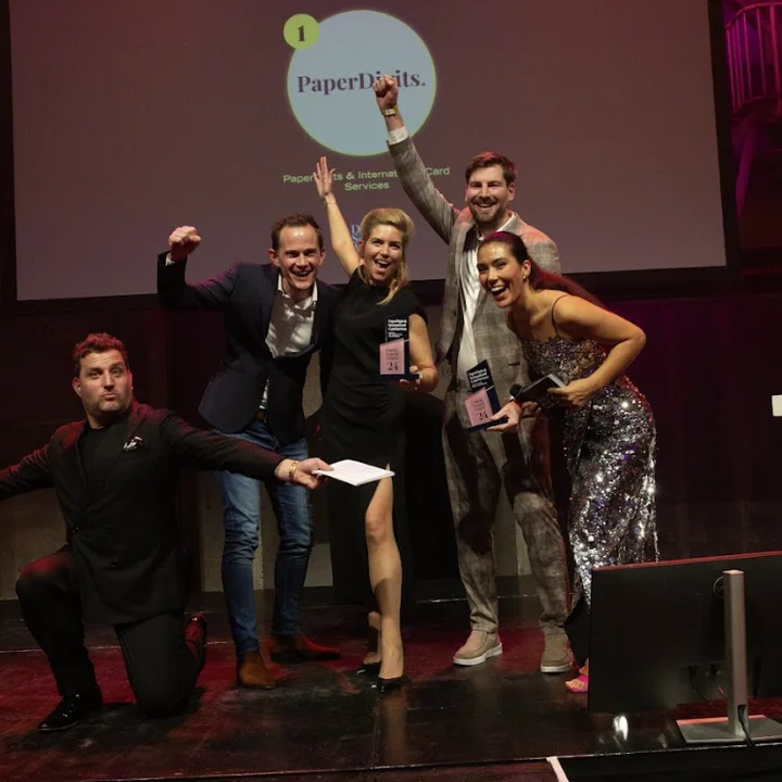 Het team op het podium bij de Dutch Search Awards