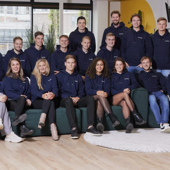 Het team van PaperDigits op de bank op kantoor