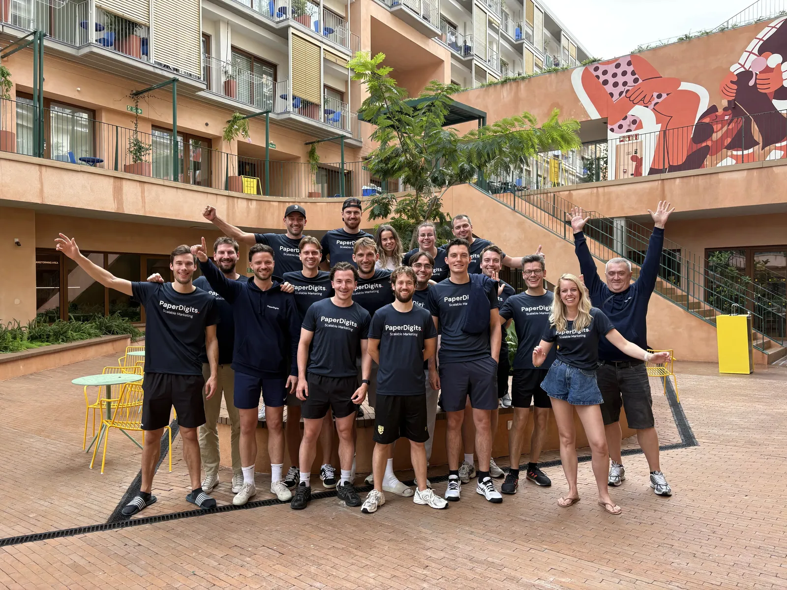 Het team van PaperDigits in PaperDigits-shirts